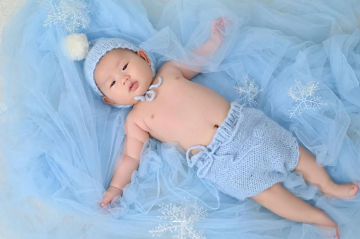 包生男孩正规公司宝宝从床上掉下来